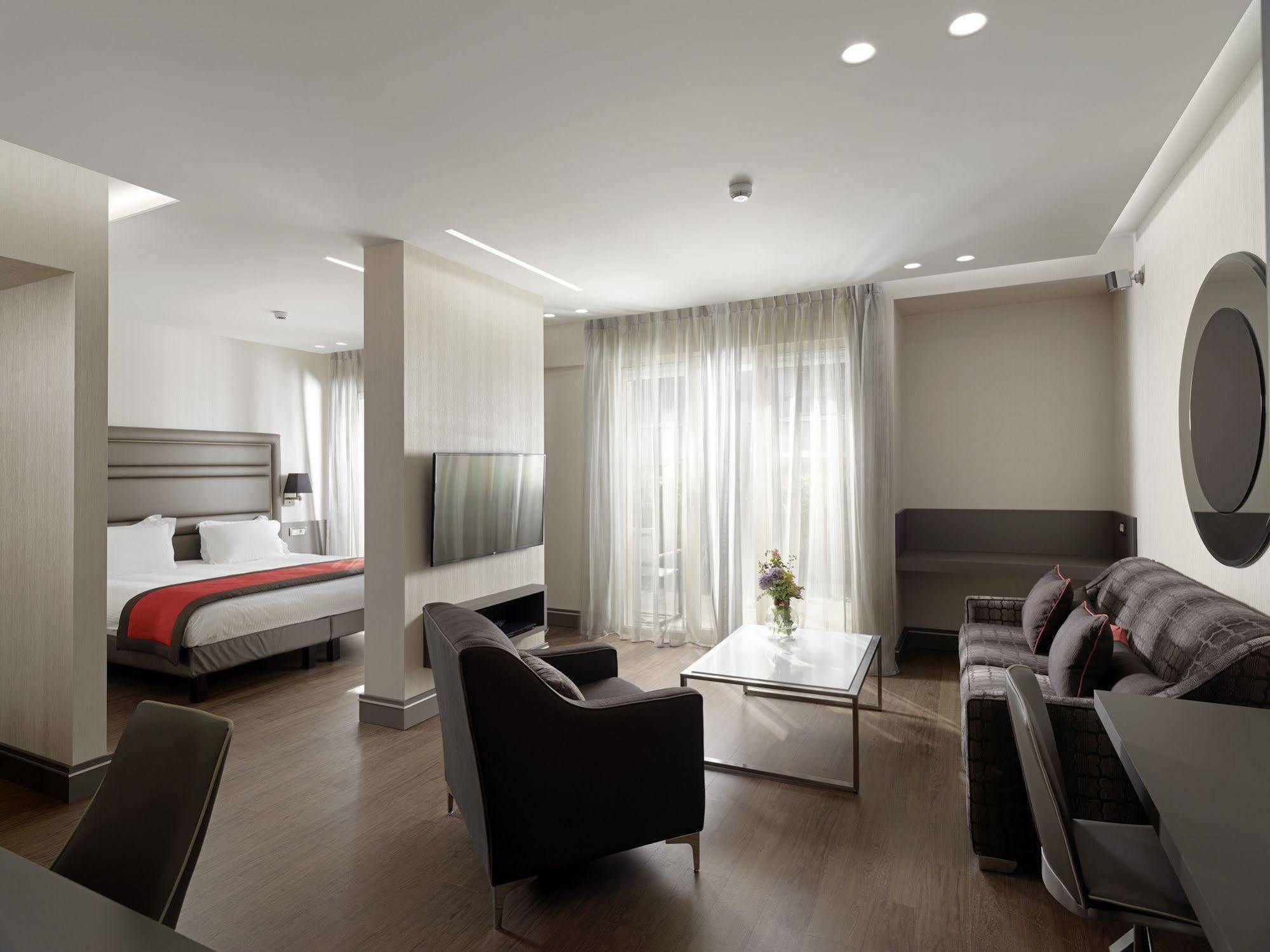 Holiday Suites Aten Exteriör bild